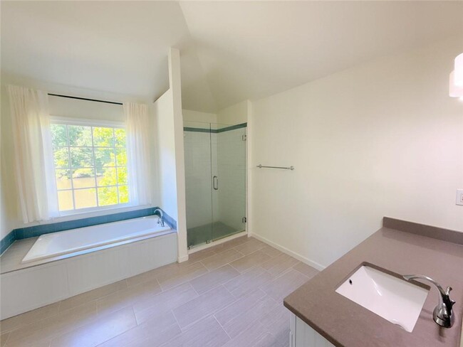 Building Photo - 3730 Longlake Dr