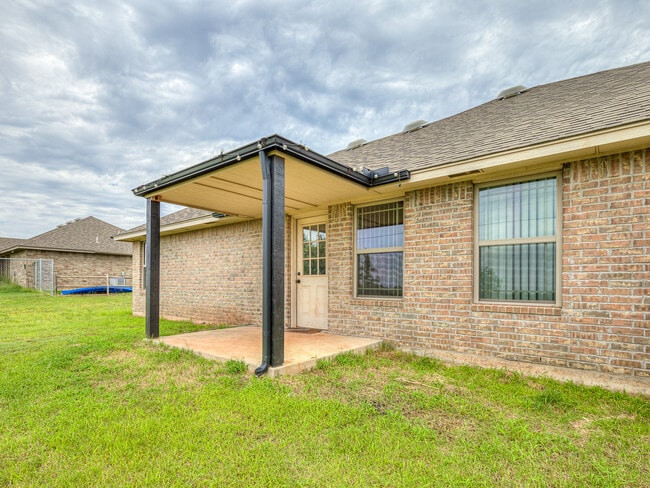 Building Photo - 2202 Buchanan Dr
