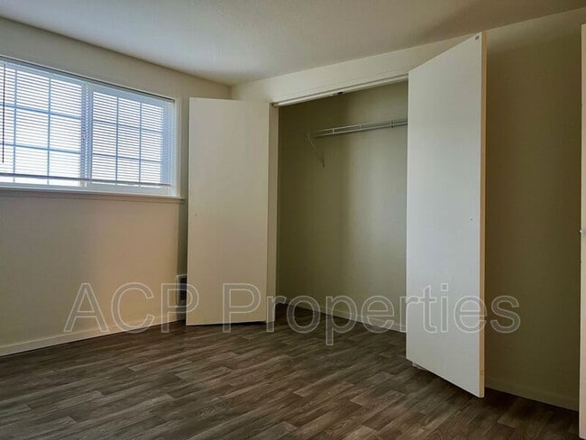 Building Photo - 1585 E Badger Rd