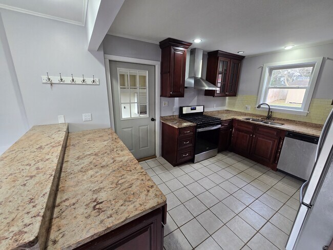 Building Photo - 205 Elmbrook Dr