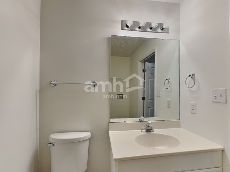 Building Photo - 541 Clyde Dr