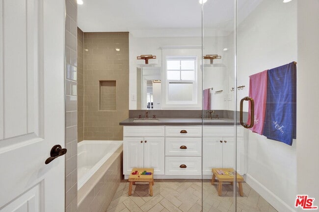 Building Photo - 4621 Allott Ave