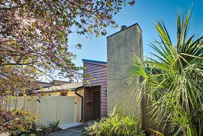 Building Photo - 569 Arcadia Dr