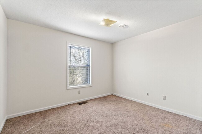 Building Photo - 112 Stephanie Dr
