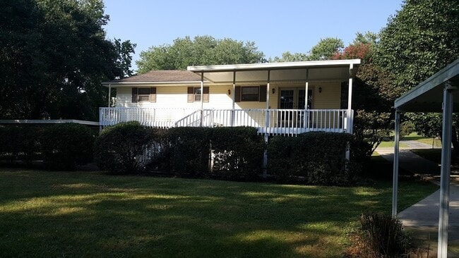 Building Photo - Large Home with Beautiful Mountain Views