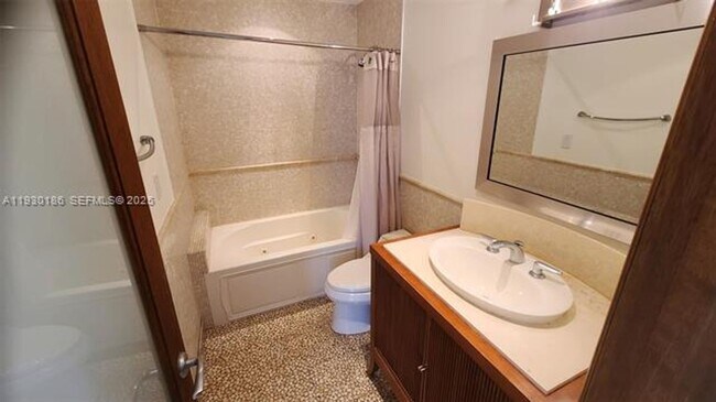 Building Photo - 1000 Venetian Way