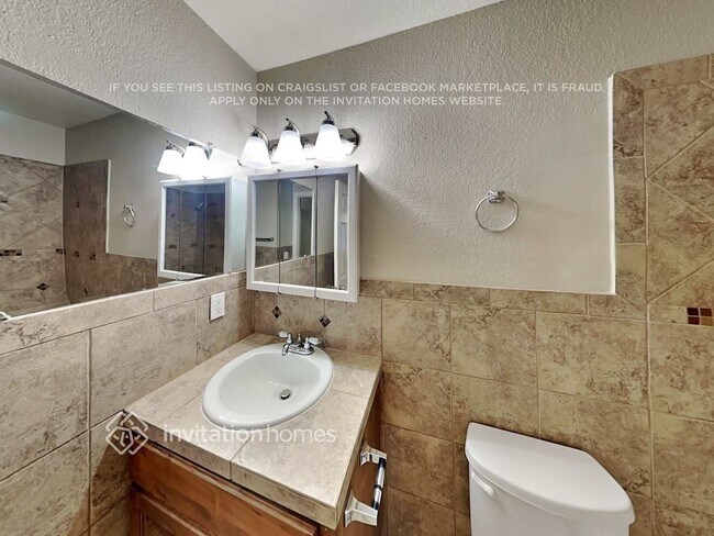 Building Photo - 7844 E Glade Ave