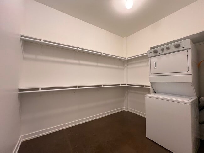 Building Photo - 1131 W Winona St