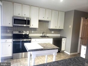 Building Photo - 5002 Essex Ln