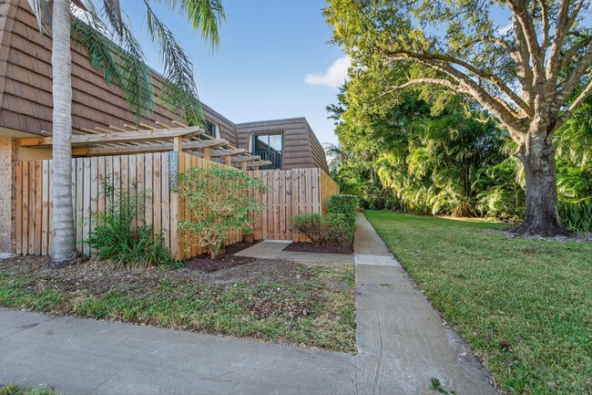 Building Photo - 1520 15th Ln