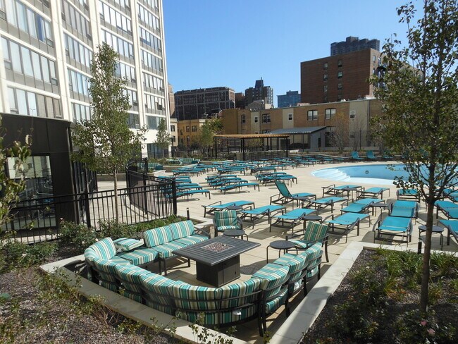Building Photo - 3930 N Pine Grove Ave