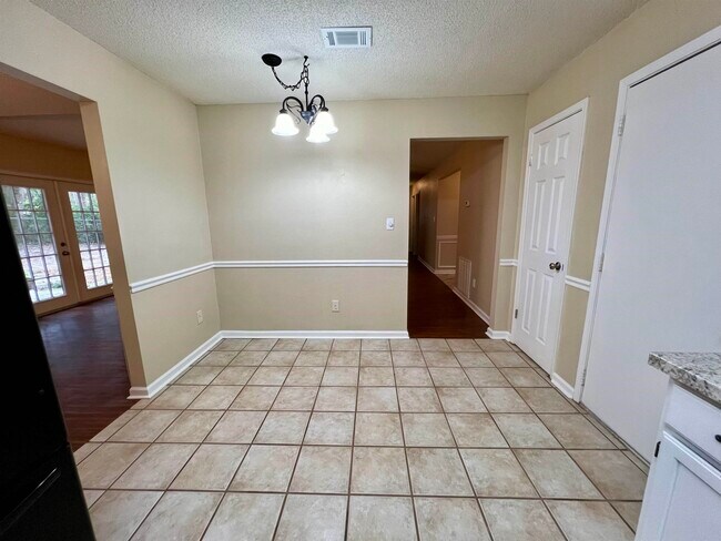 Building Photo - 8653 Oak Forest Trail