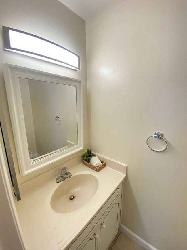 Building Photo - Two Bedroom Townhome W/ Parking, Dishwasher & In Unit Washer/Dryer!