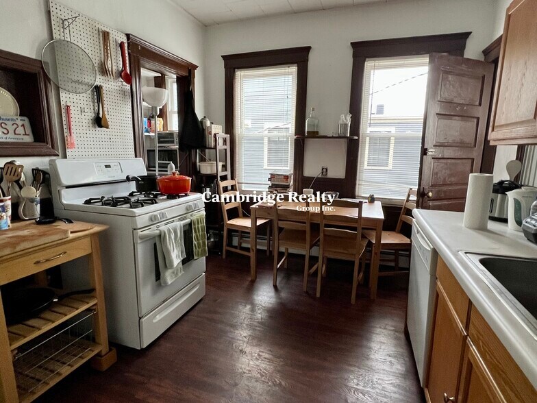 Building Photo - 113 Columbia St