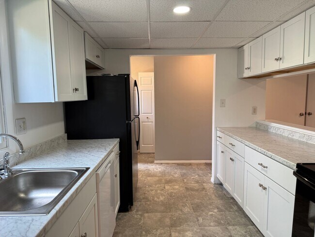 Building Photo - 3 bedroom 2.5 bathroom End-of-Row Townhome in Conestoga Valley School District!
