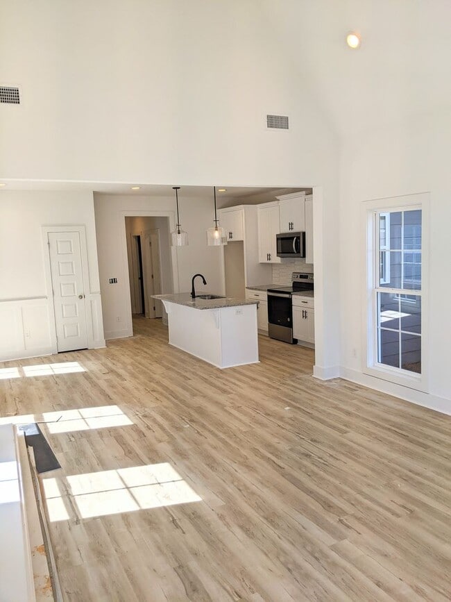 Building Photo - 2 Bedroom Cottage in Fox Run Village!