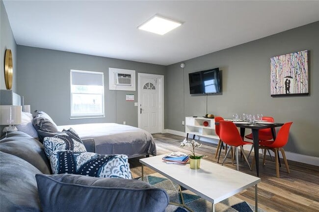 Building Photo - 1020 N Victoria Park Rd