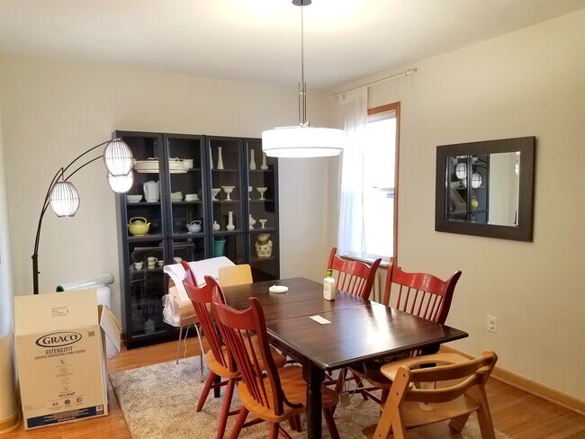 Building Photo - 3 Bedroom, 2 Bathroom in Squirrel Hill- Hardwood Floors and Stainless Appliances