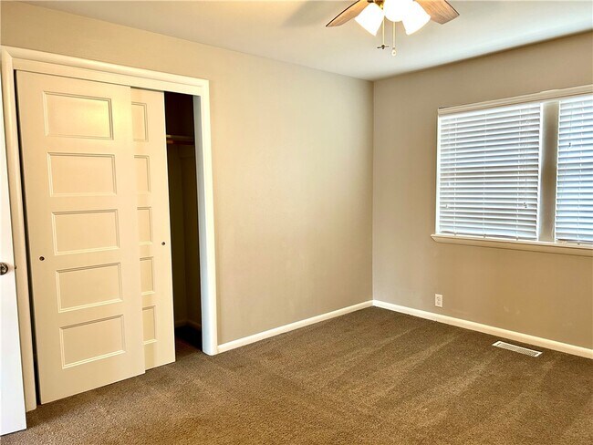 Building Photo - 301 Crestview Dr