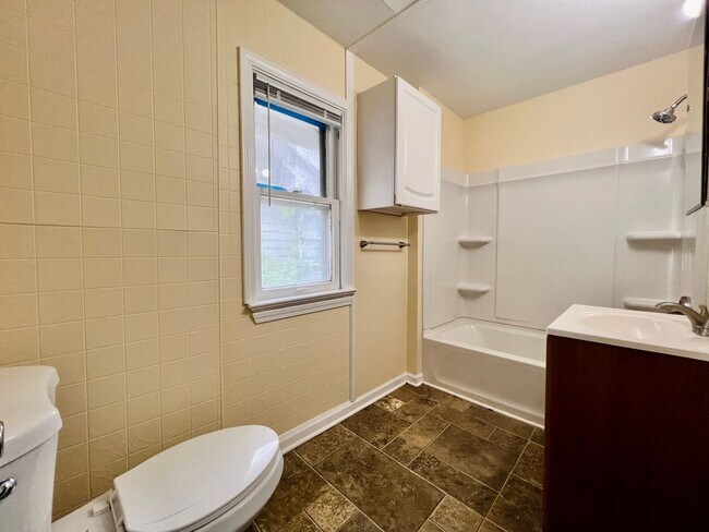 Building Photo - 3 Bedroom House