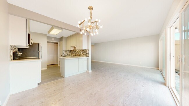 Building Photo - Sunnyvale Townhome, 3 beds 1.5 baths, Nice...