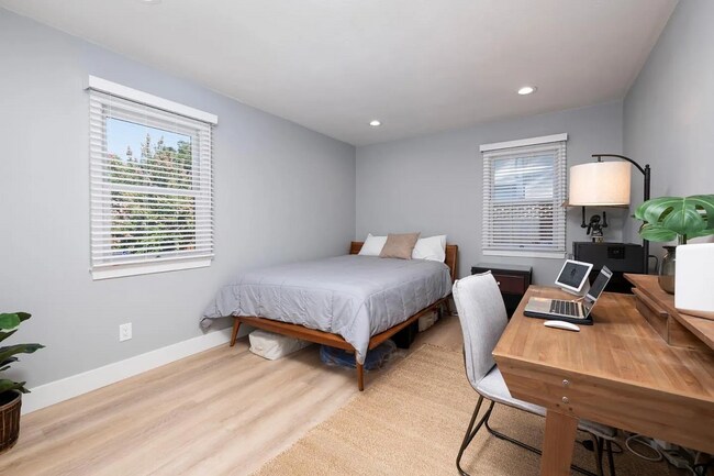 Building Photo - 1326