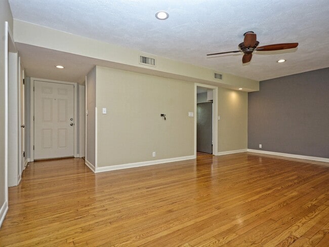 Building Photo - 2600 Twin Oaks Dr