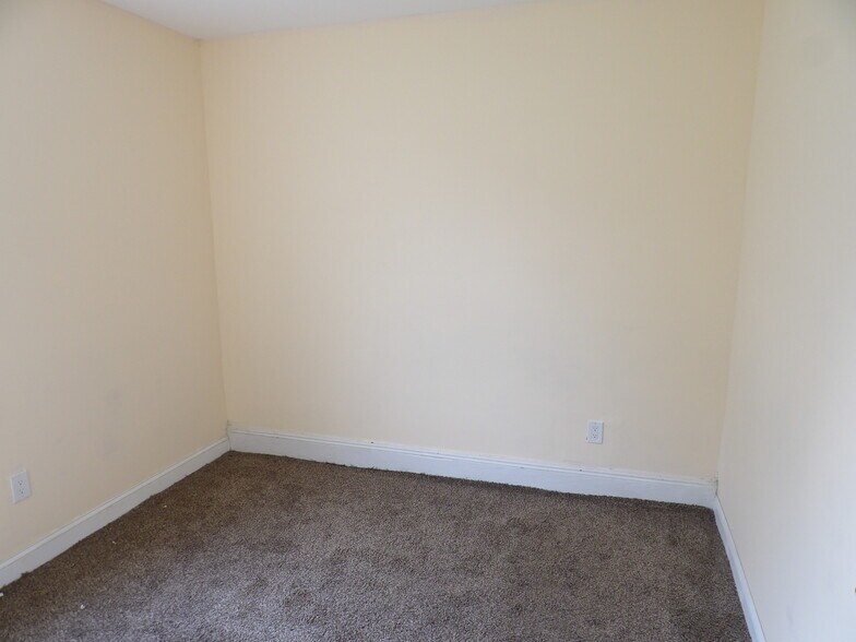 Den - 112 Jackson Ave