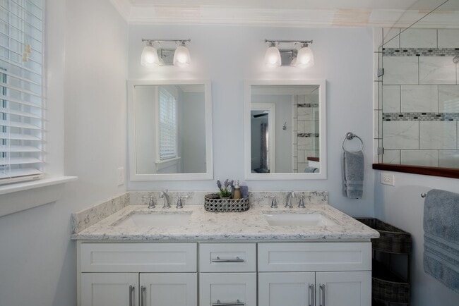 Building Photo - Fully furnished- Beautiful Forest Hills Home
