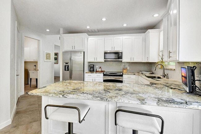 Building Photo - 3567 Commodore Cir