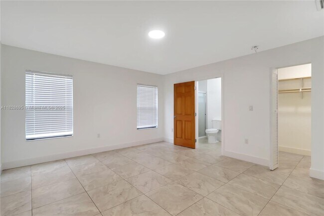 Building Photo - 15730 SW 103rd Ave