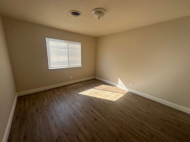 Building Photo - 1316 Hobart Dr