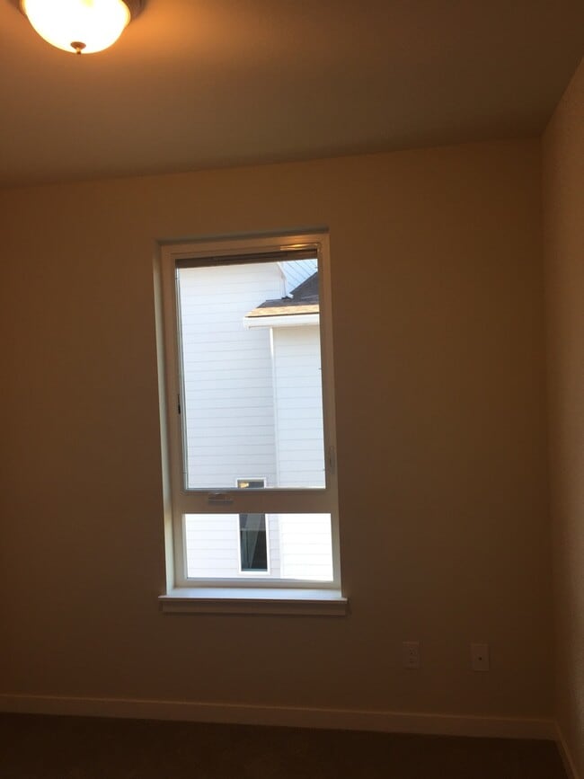 Building Photo - Newer Townhouse in Lake Forest Park!