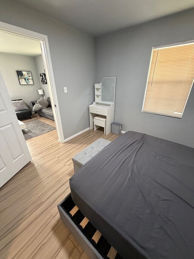 Building Photo - Come check out this fully furnished (even the dishes are here!) home right off Historic Route 66