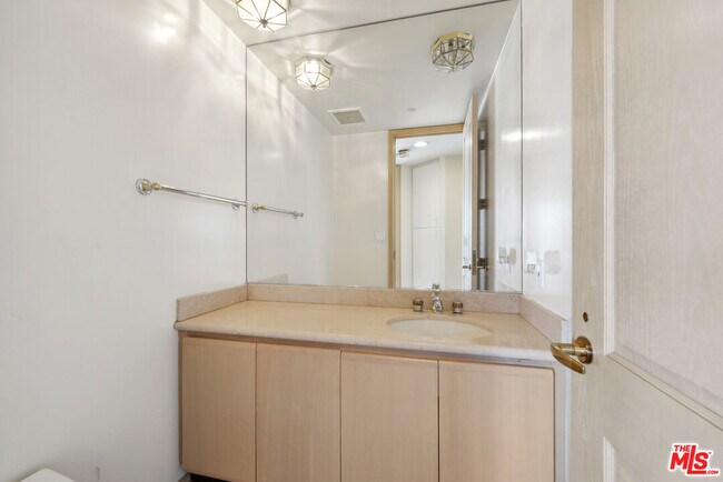 Building Photo - 10490 Wilshire Blvd