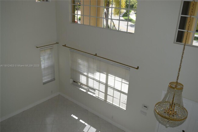 Building Photo - 991 Crestview Cir
