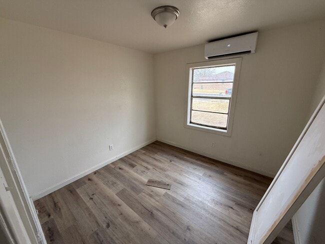 Building Photo - 3 Bedroom 1 Bath House