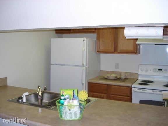 A spacious kitchen with a self cleaning oven, refrigerator and garbage disposal. - Waldron Manor