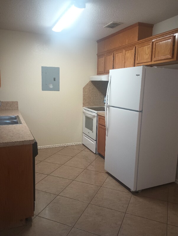 Building Photo - 915 Lexington Cir