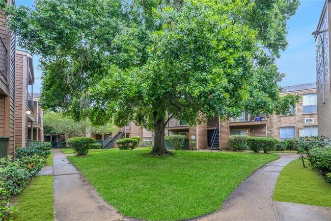 Building Photo - 2700 Westridge St