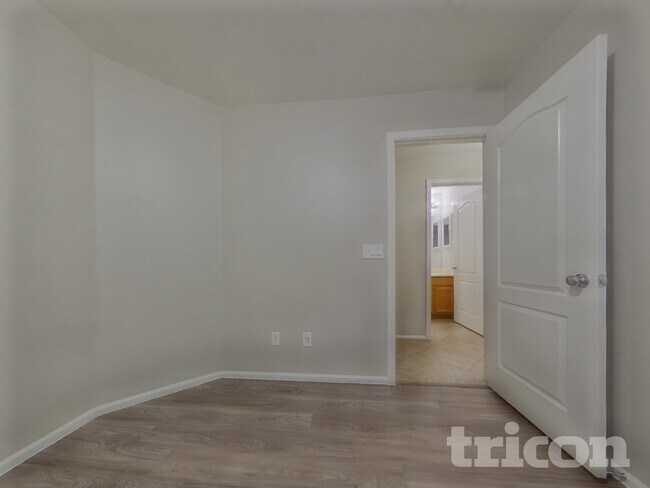 Building Photo - 2116 S 160th Ln