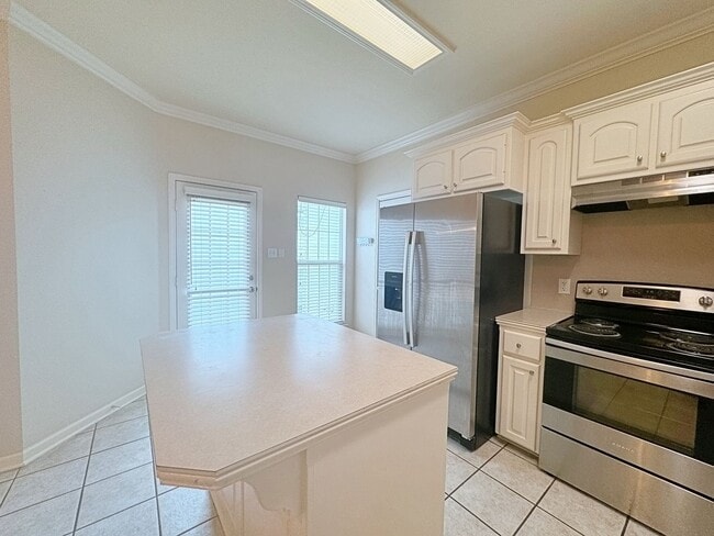 Building Photo - 2 Bedroom Condo Available NOW