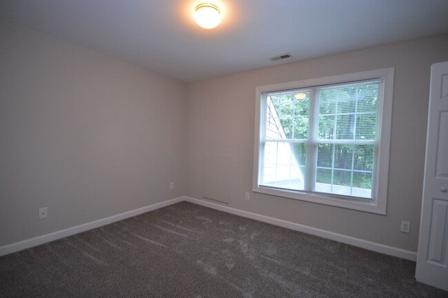 Building Photo - 3319 Philmont Dr