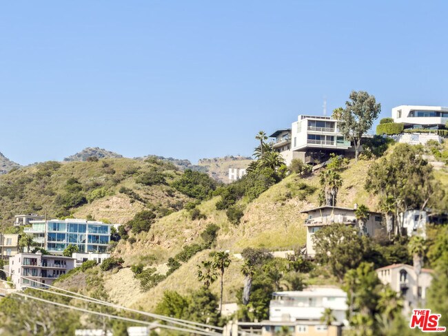 Building Photo - 2111 N Cahuenga Blvd