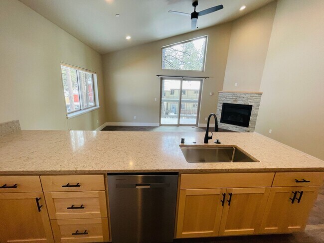 Building Photo - 3 bed 2 bath 1 car garage townhouse in Sou...