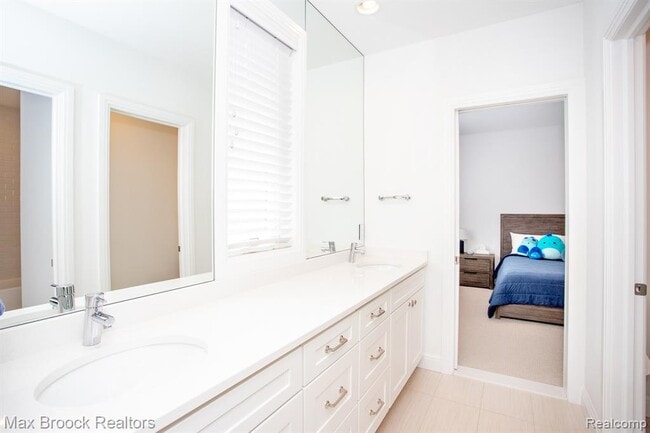 Building Photo - 25925 York Rd