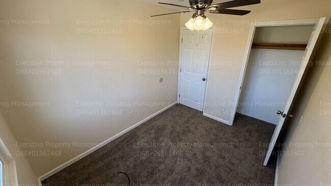 Building Photo - 3 bedroom/ 1.5 bathroom townhome