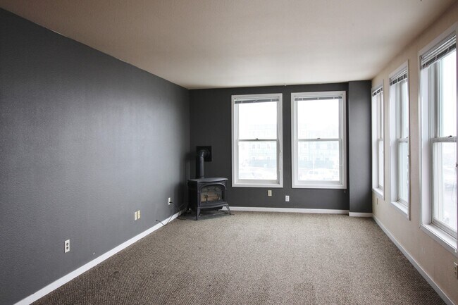 Building Photo - Spacious one bedroom, one bath apartment in town.