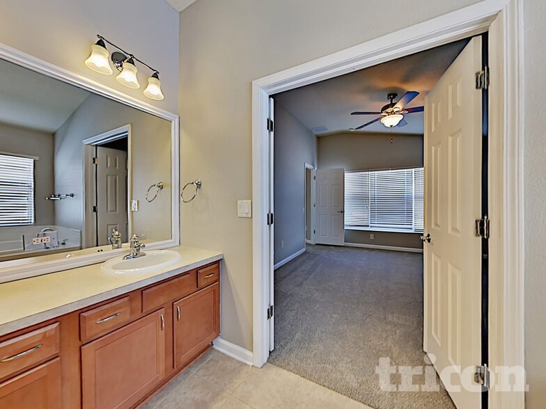 Building Photo - 424 Sea Holly Dr