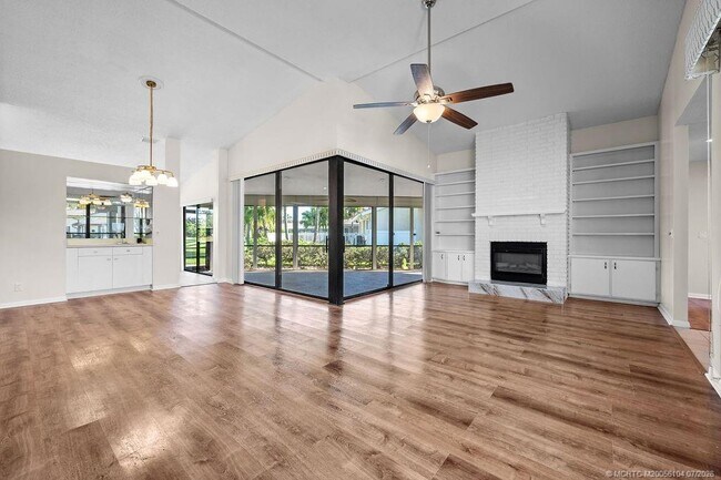 Building Photo - 2386 SW Creekside Dr